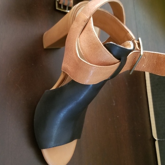 NWB Gianni Bini 4" Heels - Picture 3 of 7